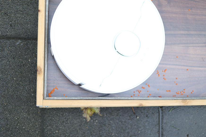 Dreame L10s Ultra убирает в углу.